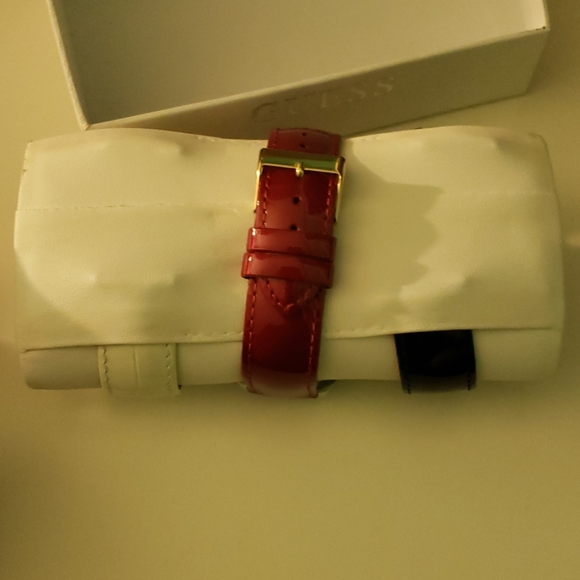 NWOT Guess watch - Picture 2 of 4